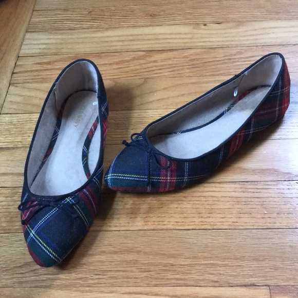 Old Navy women’s holiday plaid flats SZ 6 new/like new - Picture 2 of 3